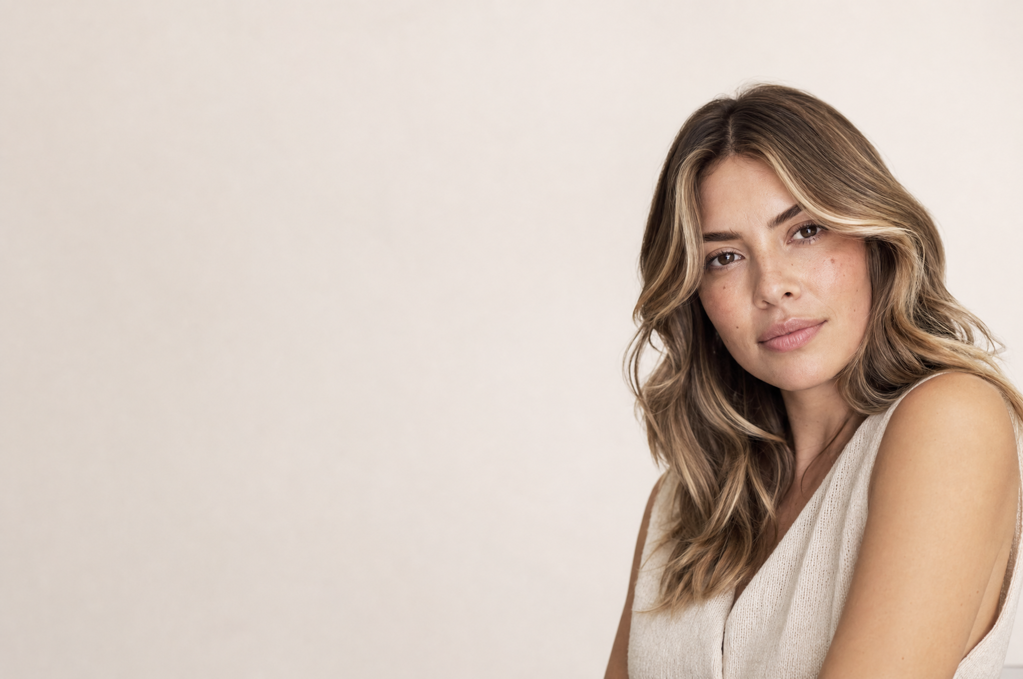 Dimensional highlighted hair with natural texture and shine